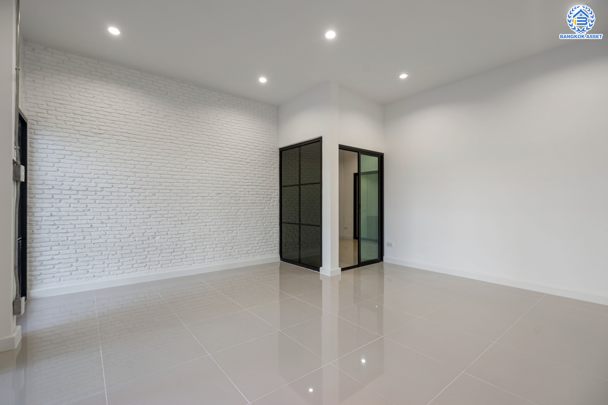 บ้านมือสองตกแต่งใหม่ ม.ซื่อตรง รัตนาธิเบศร์ หลังมุม หน้าโครงการติดรถไฟฟ้า "สถานีไทรม้า"!! เนื้อที่ 34 ตร.ว. ฟังก์ชัน 3 ห้องนอน 3 ห้องน้ำ 1 ห้องอเนกประสงค์ 1 ที่จอดรถ เชื่อมต่อได้หลายเส้นทาง ใกล้ เซ็นทรัลรัตนาธิเบศร์ และทางด่วน "งามวงศ์วาน"